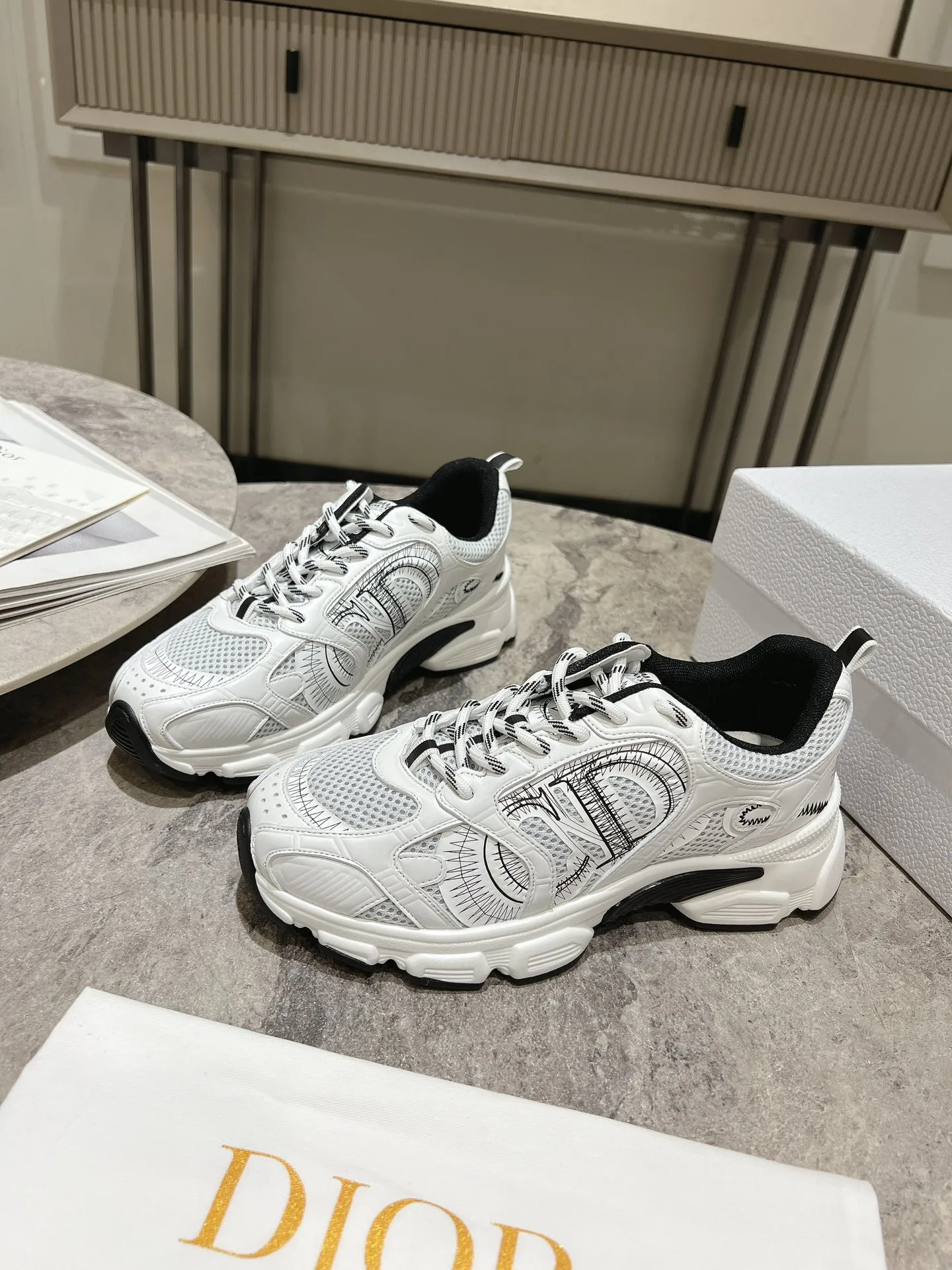 👟👟Ex-factory price 600👟👟 The latest hot model, the star model 2024 main hot product, the newly released Dior Chrono new casual sports shoes, running shoes, dad shoes are really cool, full of futuristic feeling! Really cool! Once again interpreting Dior's concept of cool fashion, the lucky star will bless you with good luck. The new EVA sole is super light and super soft! A perfect replica of the original! Fully matched material and mold! ! Women’s size: 35-39 (40.41 customized)